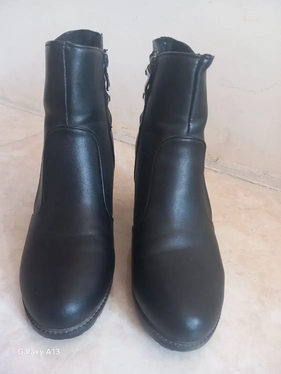 یک جفت نیم بوت نو|کیف، کفش، کمربند|گرمدره, |دیوار