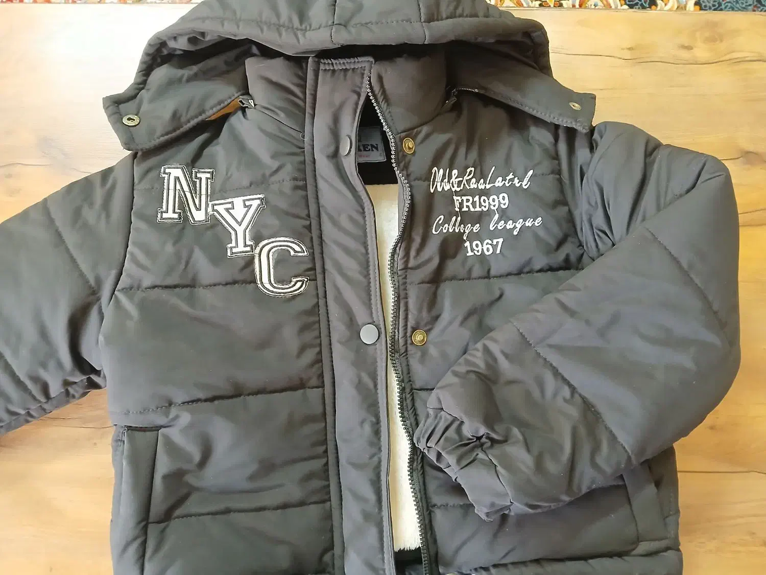 کاپشن|لباس|نیشابور, هفده شهریور|دیوار