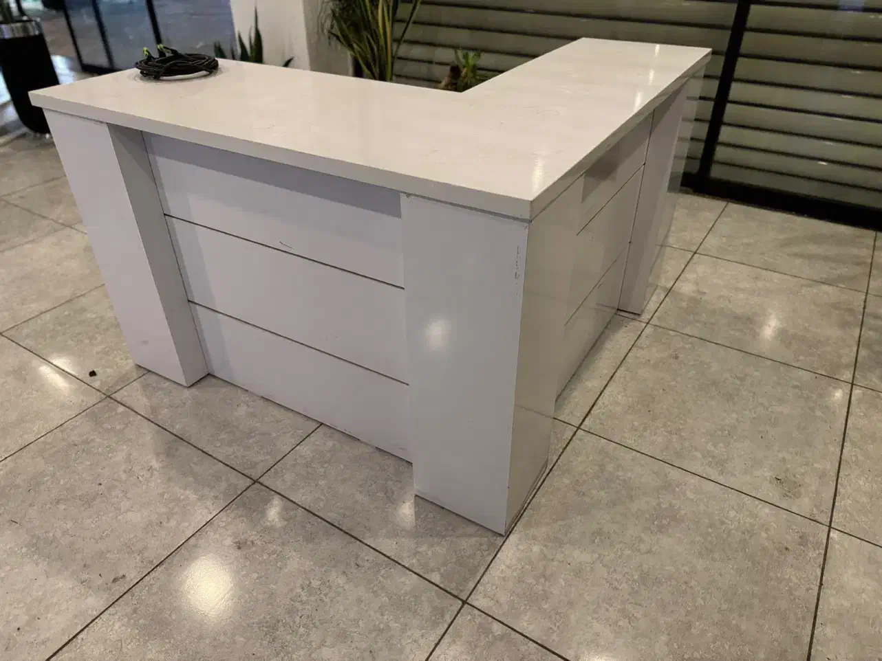 میز کار ال صفر|دفتر کار|صومعه‌سرا, |دیوار