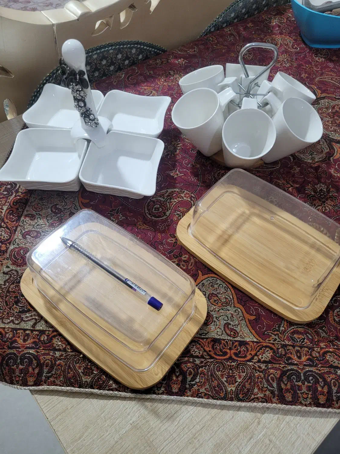 تعدادی لوازم آشپزخانه|ظروف سرو و پذیرایی|رشت, باهنر|دیوار