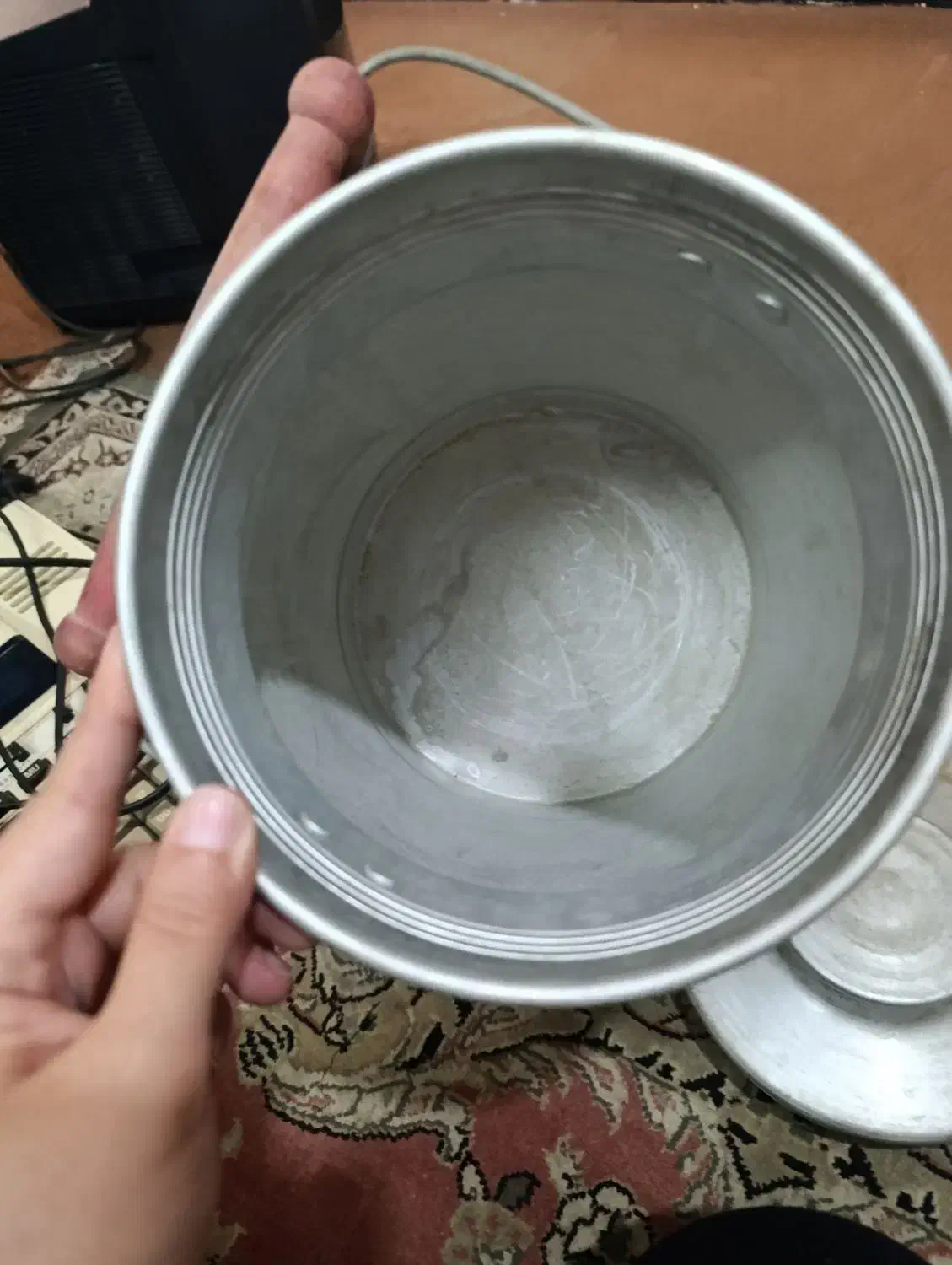 ظرف ۲۰ کیلویی شیر ، روغن محلی|آب‌چکان و نظم‌دهنده ظروف|شیراز, فخرآباد (دروازه کازرون)|دیوار