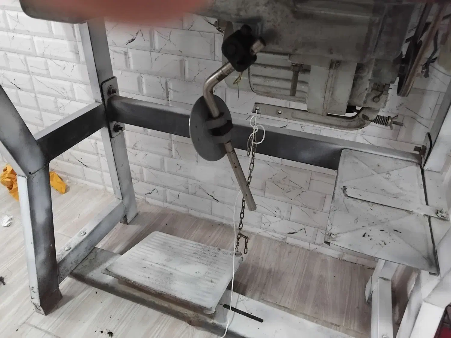 چرخ راسته دوز دینام بزرگ|چرخ خیاطی و ریسندگی|گنبد کاووس, |دیوار