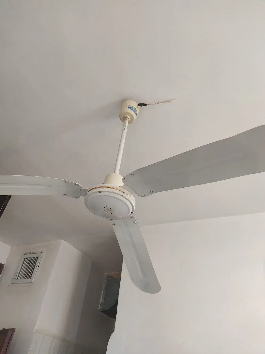 دو تا پنکه سقفی|پنکه و تصفیه‌کنندهٔ هوا|خرم‌آباد, |دیوار