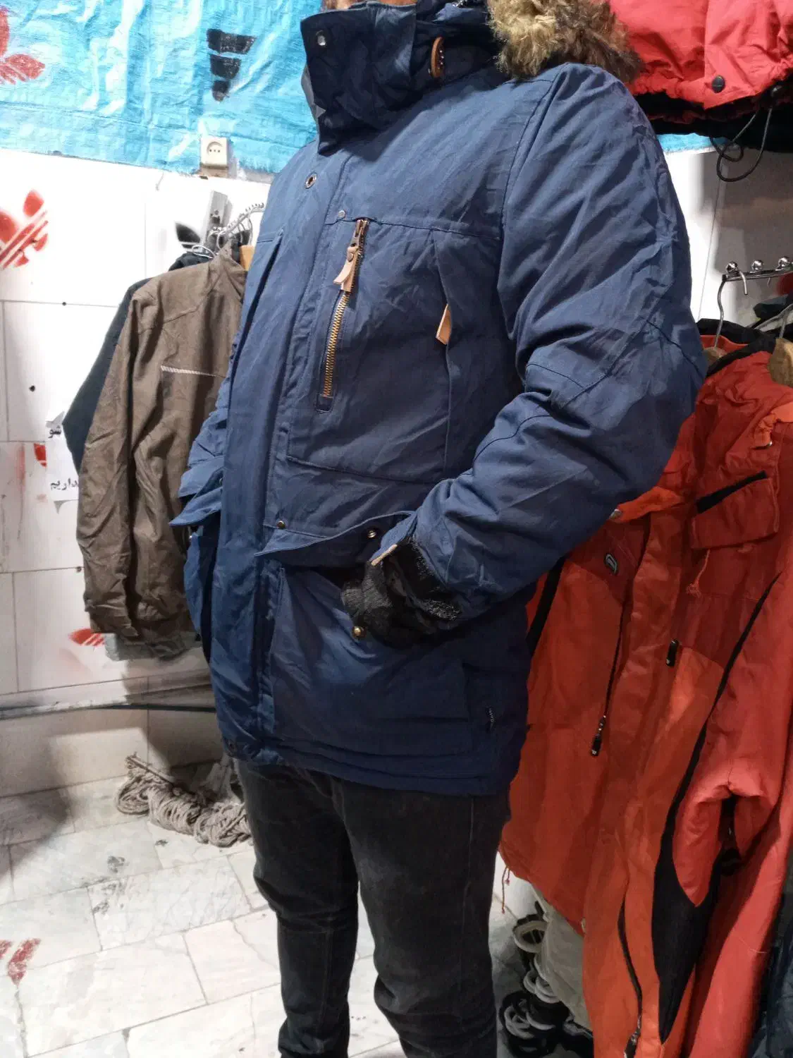 بادگیر تاناکورا|لباس|قم, ولیعصر|دیوار