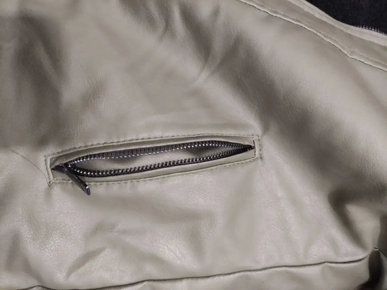 کت چرم|لباس|گرگان, |دیوار