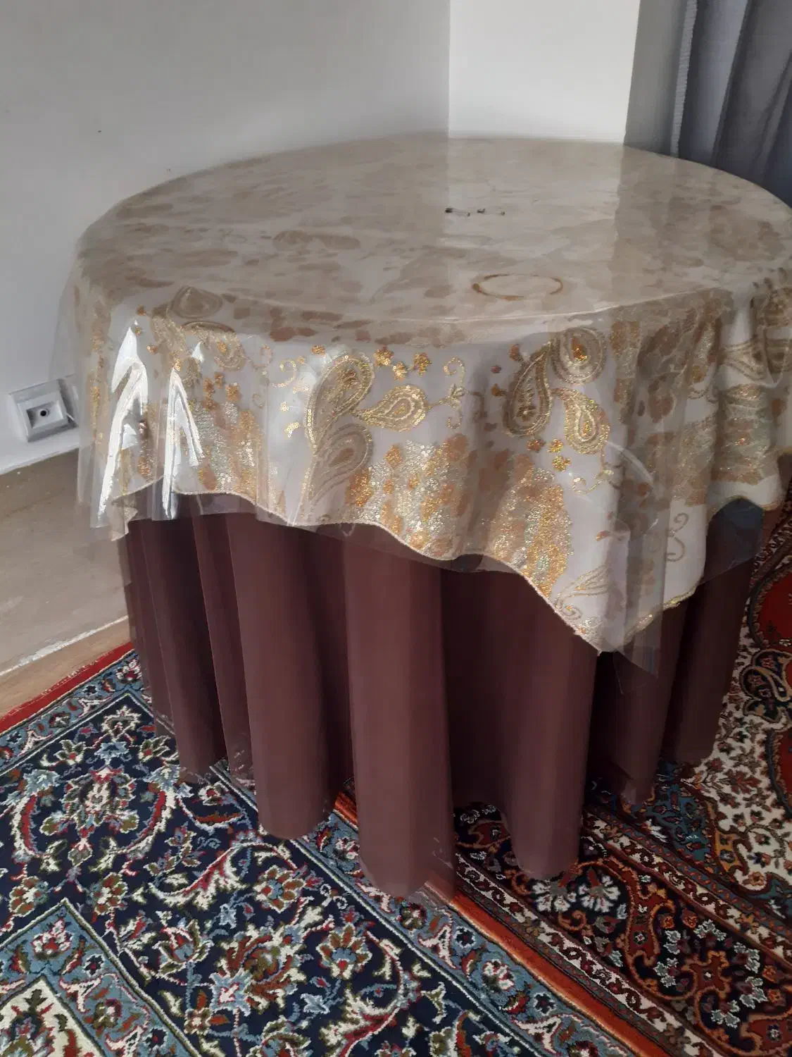 میز گرد چوبی بدون رنگ|میز و صندلی غذاخوری|فلاورجان, |دیوار