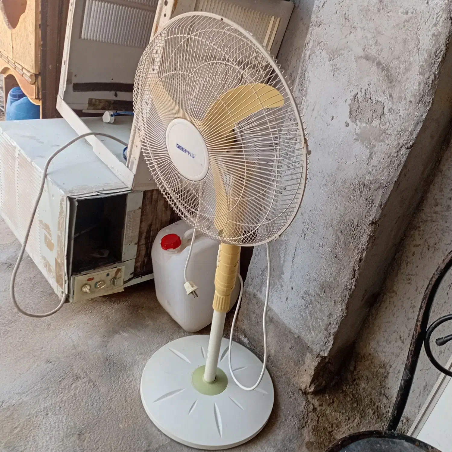 پنکه رومیزی جی پاس|پنکه و تصفیهکنندهٔ هوا|شبانکاره, |دیوار