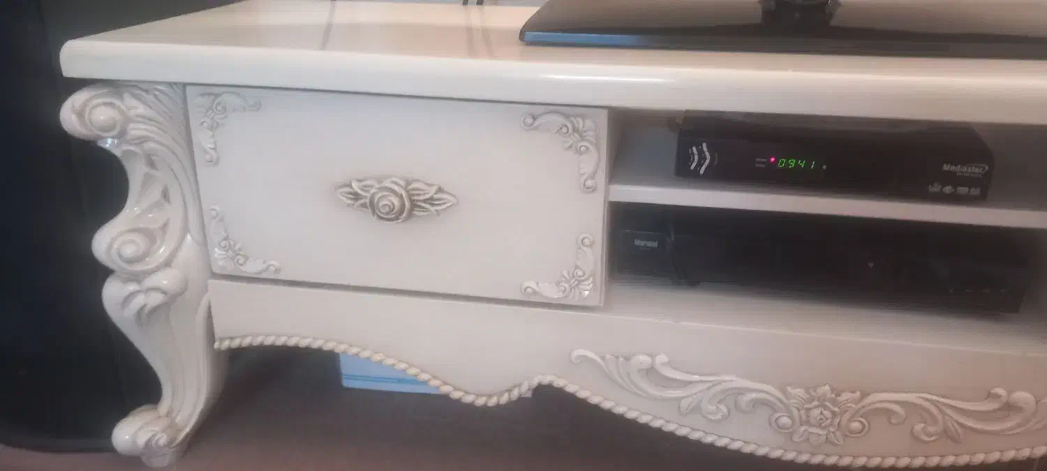 میز تلویزیون|میز تلویزیون|ری, جوانمرد قصاب|دیوار