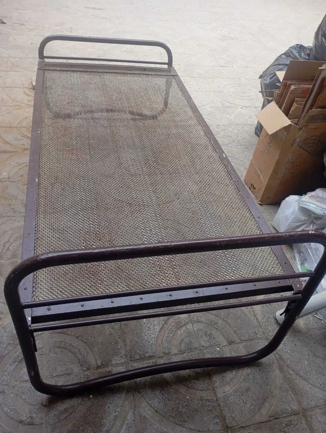 تخت آهنی حیاطی باغی رستورانی|تخت و سرویس خواب|شاهینشهر, شهرک گلدیس|دیوار