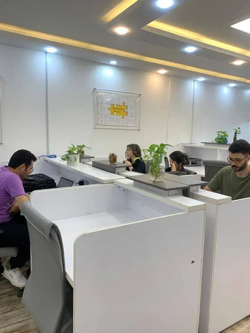 فضای کار اشتراکی آونگ هاب در رشت|اجارهٔ کوتاه‌مدت دفتر کار و فضای آموزشی|رشت, حاجی آباد|دیوار