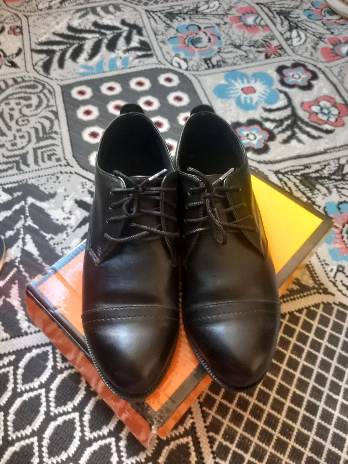 کفش|کیف، کفش، کمربند|اصفهان, شاهد|دیوار