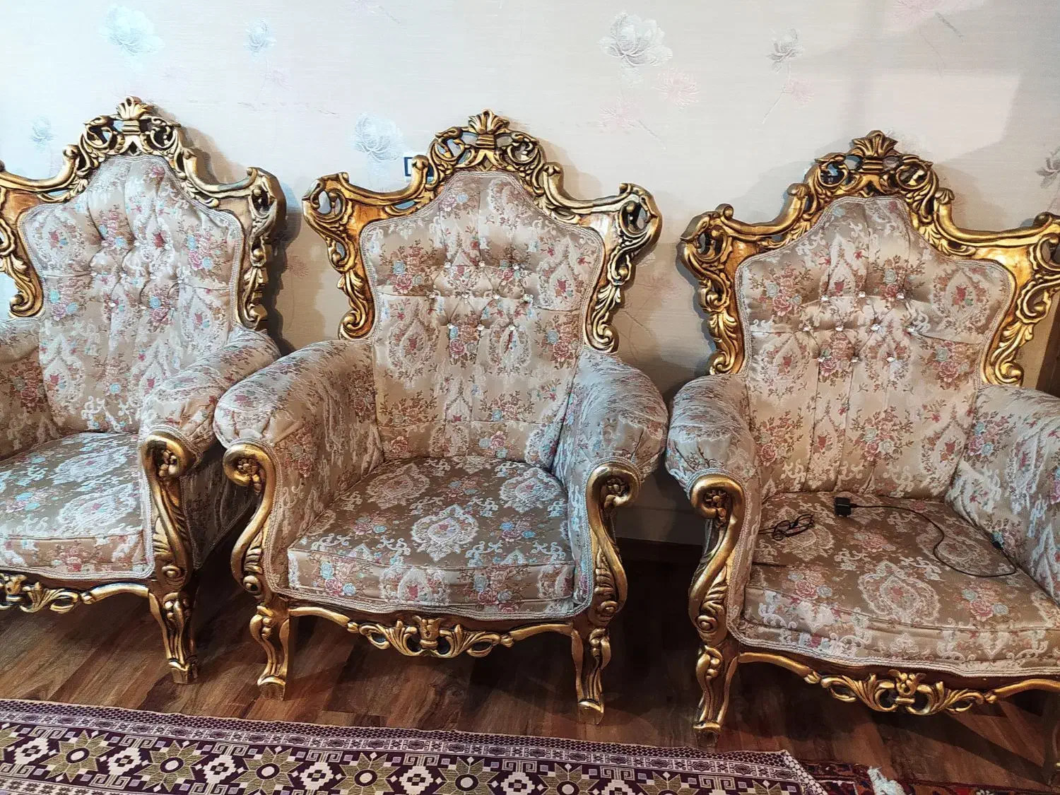 چهار عدد مبل سلطنتی|مبلمان خانگی و میز عسلی|مرند, |دیوار