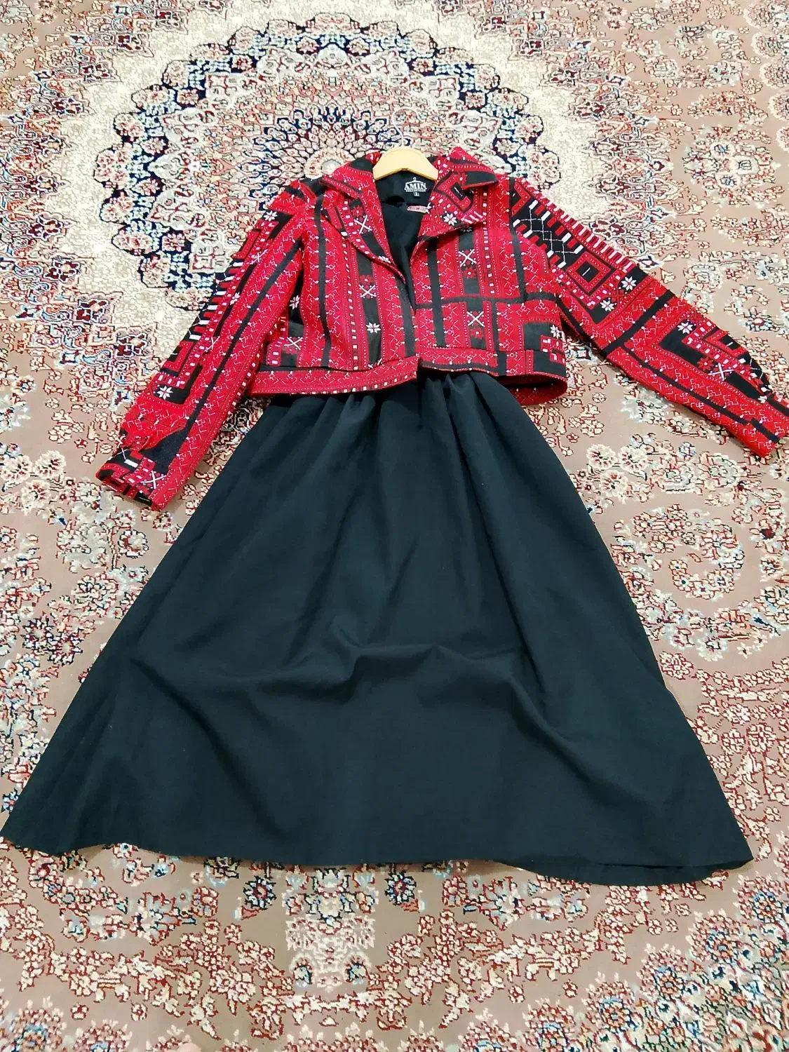 کت سارافون کاملا تمیز|لباس|تربت جام, حافظ|دیوار