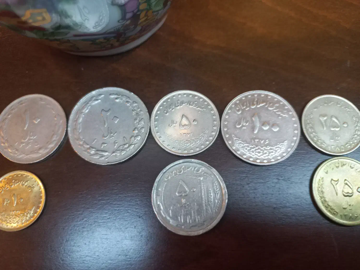 کلکسیونی از سکه های قدیمی|کلکسیون اشیاء عتیقه|اصفهان, باغ زرشک|دیوار