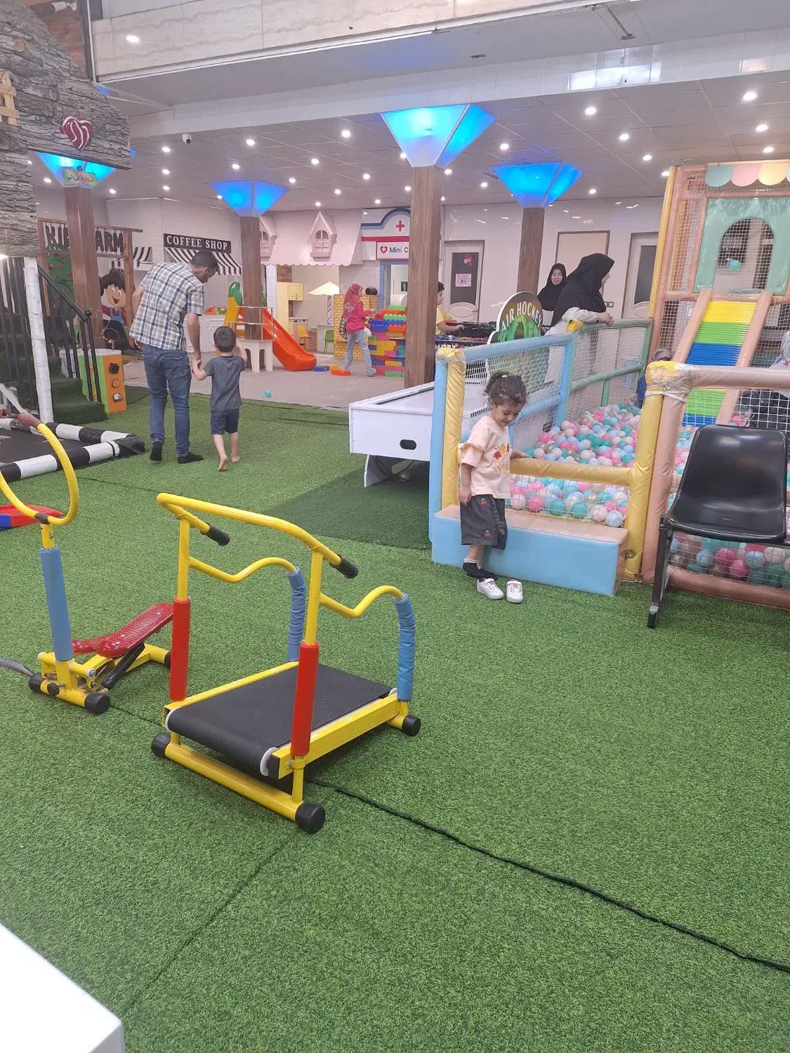 یک نفر کافه دار و یک نفر نظافت خانه بازی سالاریه|استخدام سرایداری و نظافت|قم, سالاریه|دیوار