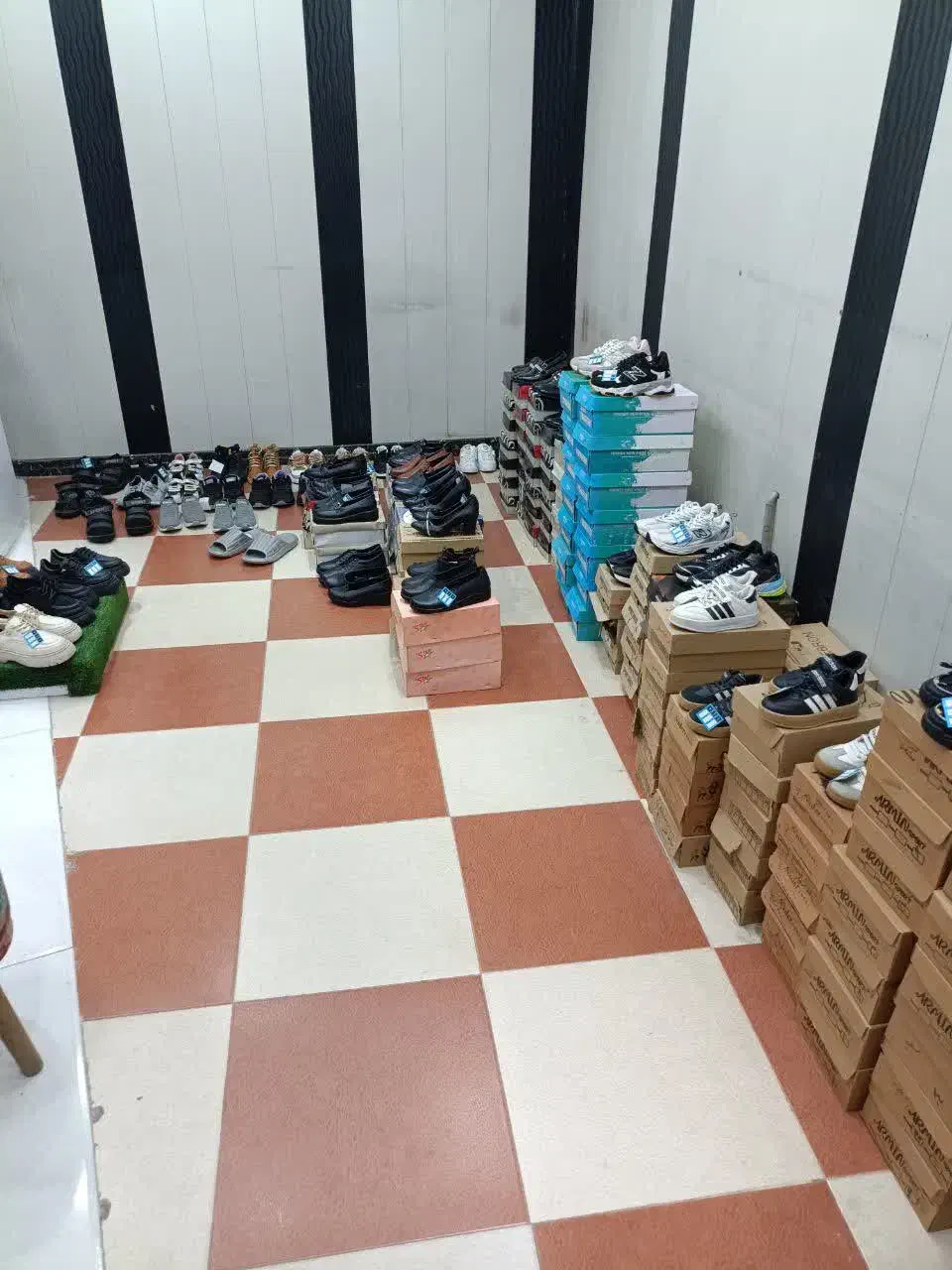 فروش عمده کفش زنانه و بچگانه بعلت تغییر شغل|کیف، کفش، کمربند|بابل, |دیوار