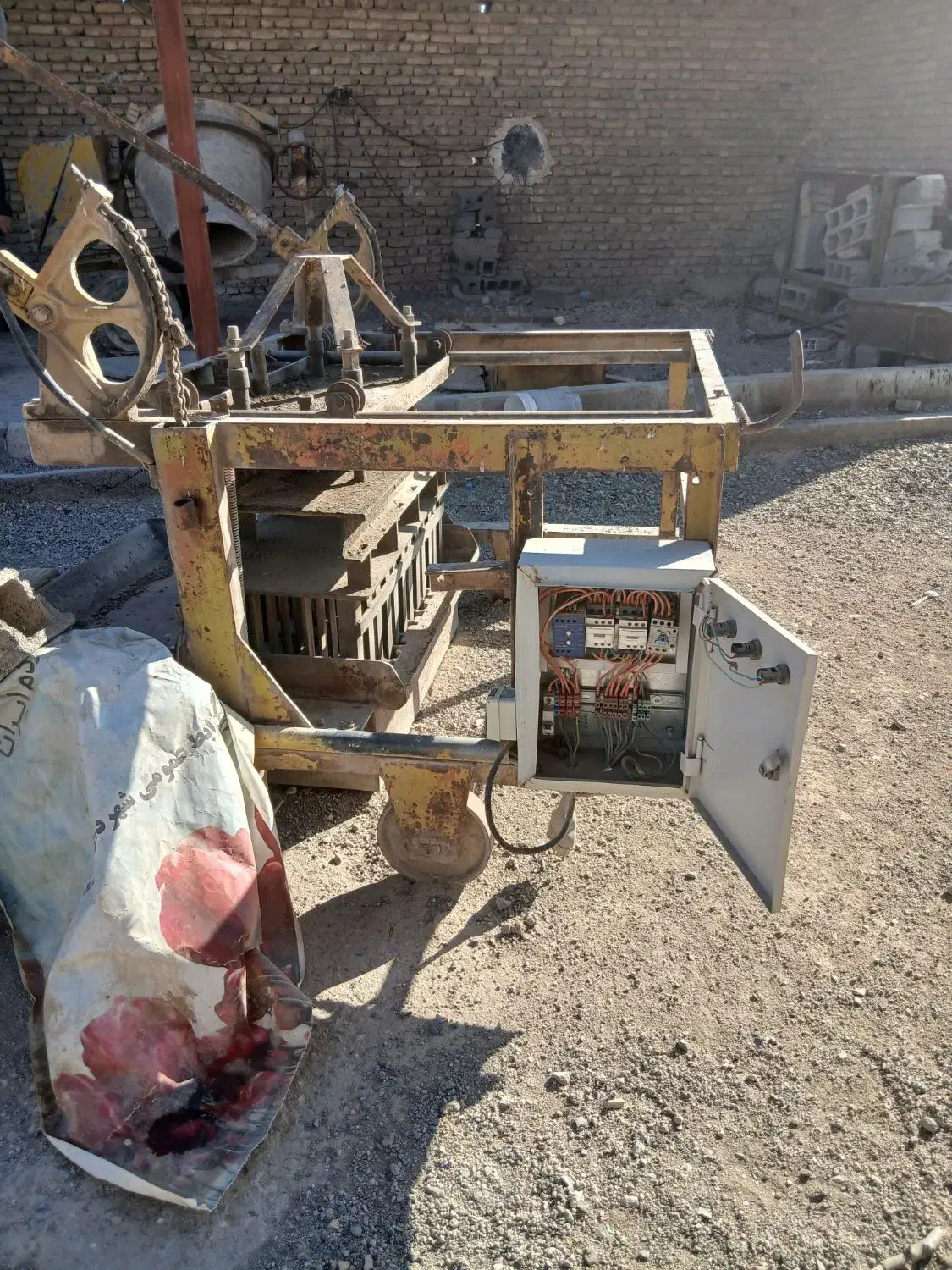 بلوک زن با فرقان|ماشین‌آلات صنعتی|لالجین, |دیوار