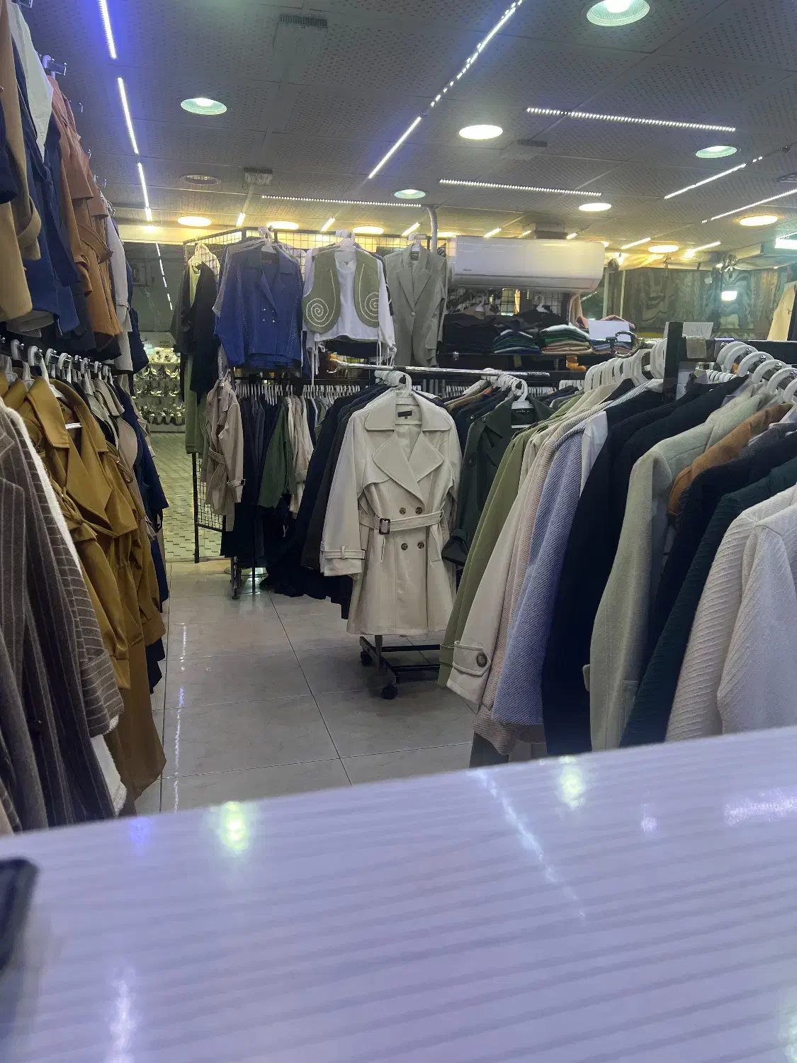 فروشنده با تجربه خانم|استخدام بازاریابی و فروش|رشت, بازار|دیوار