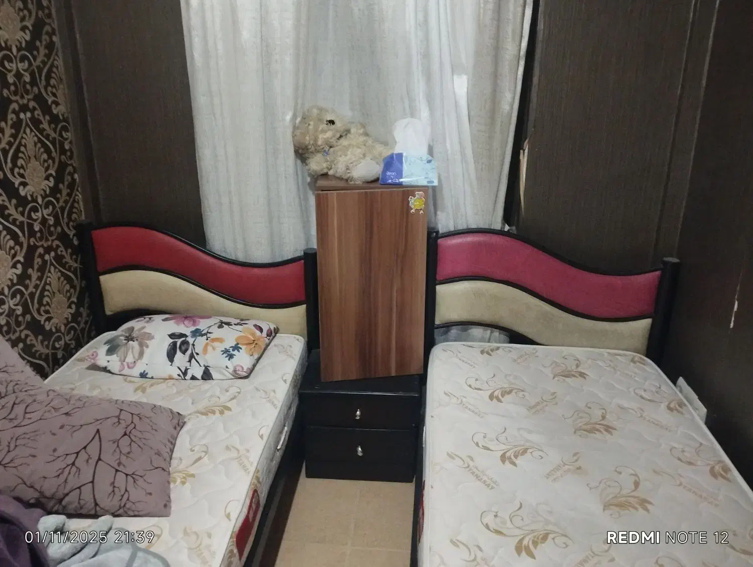 دو عدد تخت یک نفره|تخت و سرویس خواب|مشکین‌دشت, |دیوار