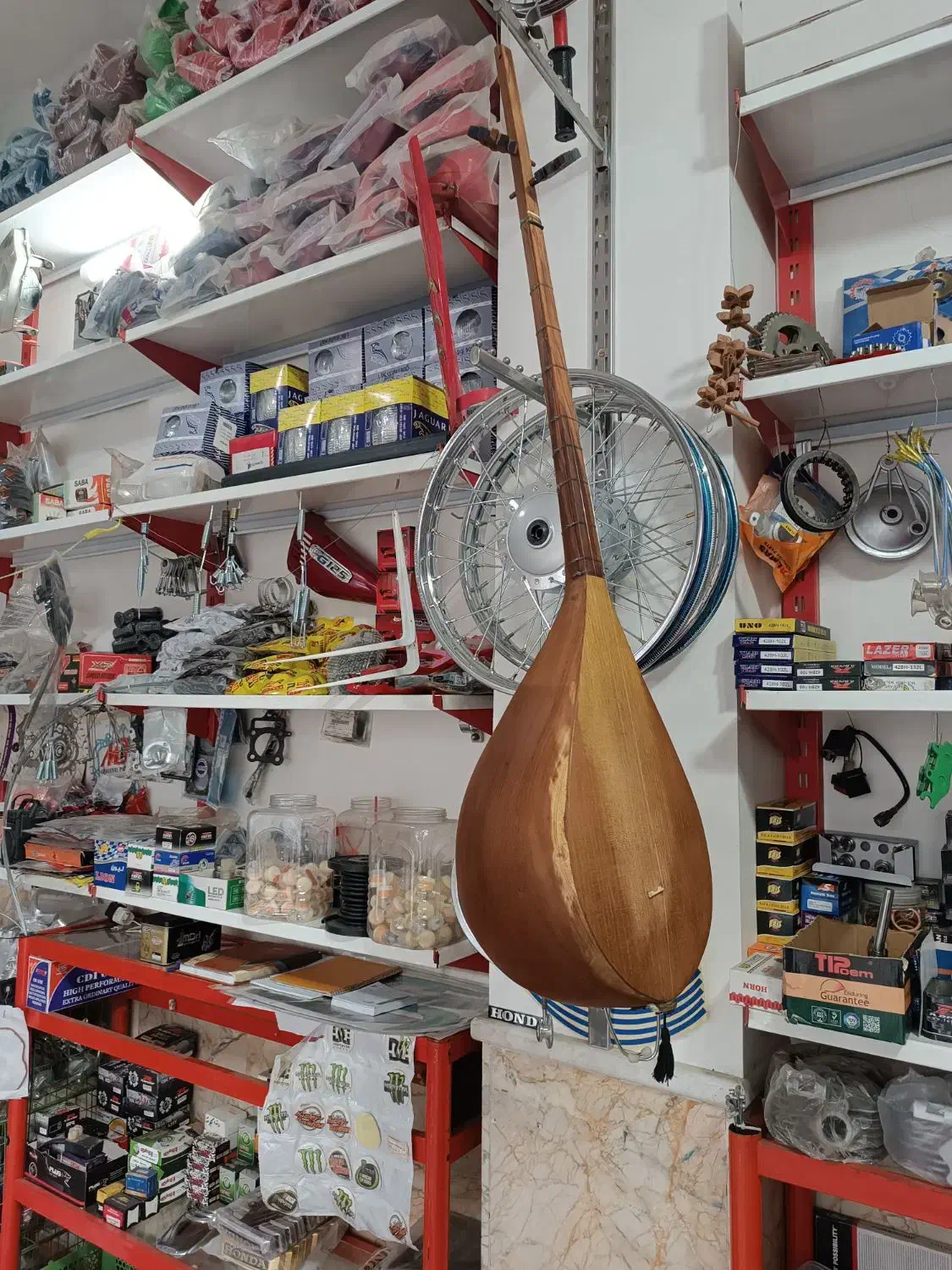 دوتار خراسان|سازهای سنتی|ملک‌آباد, |دیوار