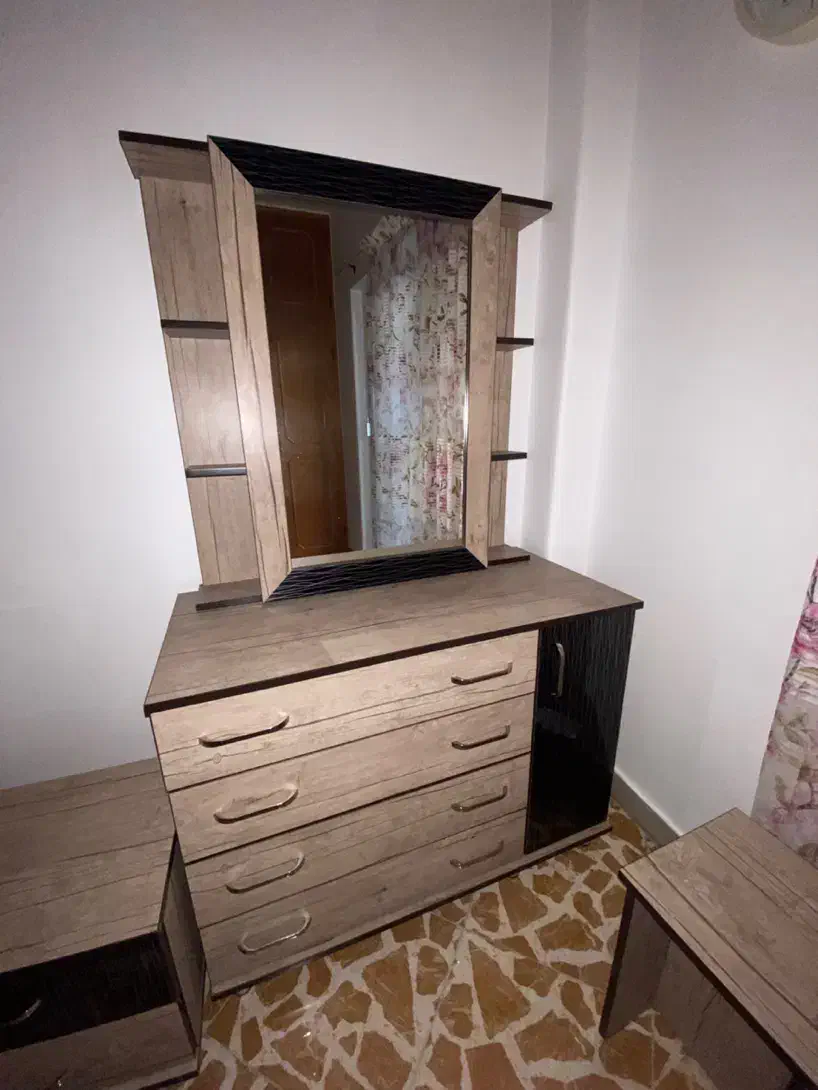 میز و آینه آرایش ۴ کشو سالم بدون خط و خش|تخت و سرویس خواب|رودسر, |دیوار