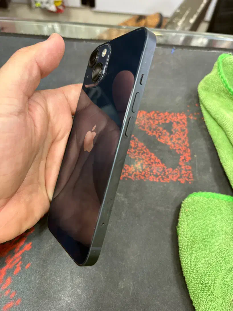 Iphone 13 normal|موبایل|رباط‌کریم, رباط‌کریم|دیوار