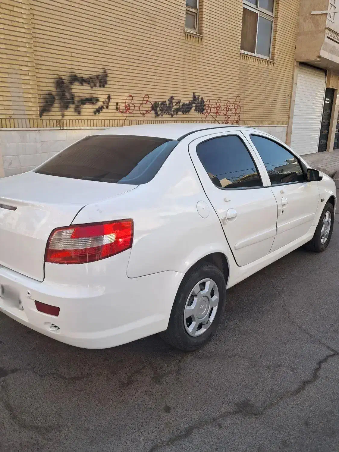 رانا مدل91دست پایین رنگ باسیستم خوب|خودرو سواری و وانت|قم, دروازه چوبی|دیوار