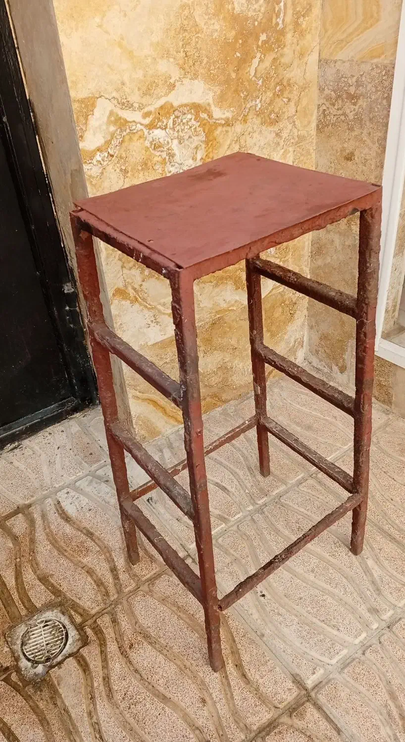 چهارپایه آهنی|صندلی و نیمکت|اردبیل, |دیوار