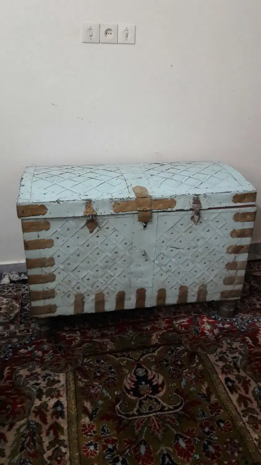 صندوقچه قدیمی سالم تمیز|کلکسیون اشیاء عتیقه|بروجرد, |دیوار