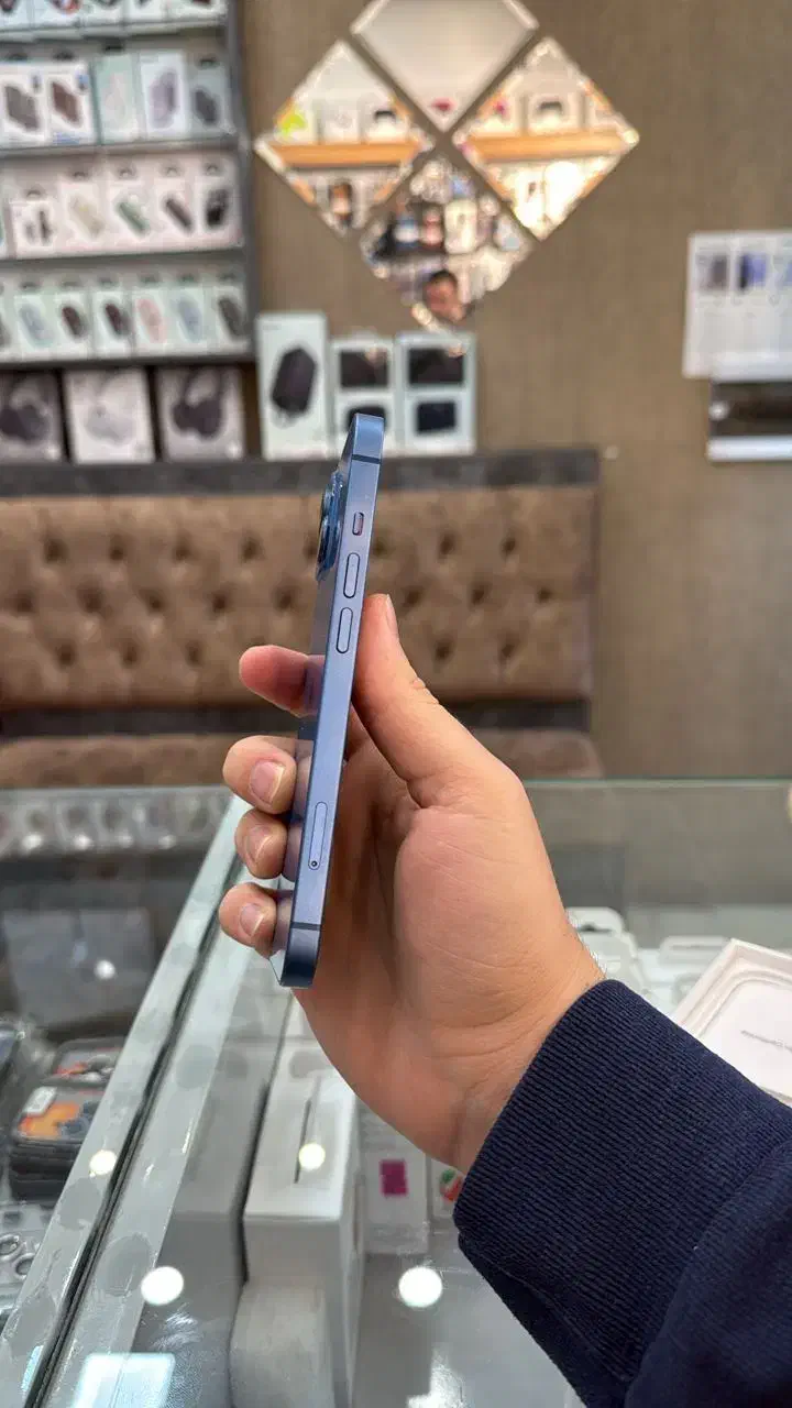 آیفون ۱۳  نرمال|موبایل|میانه, |دیوار