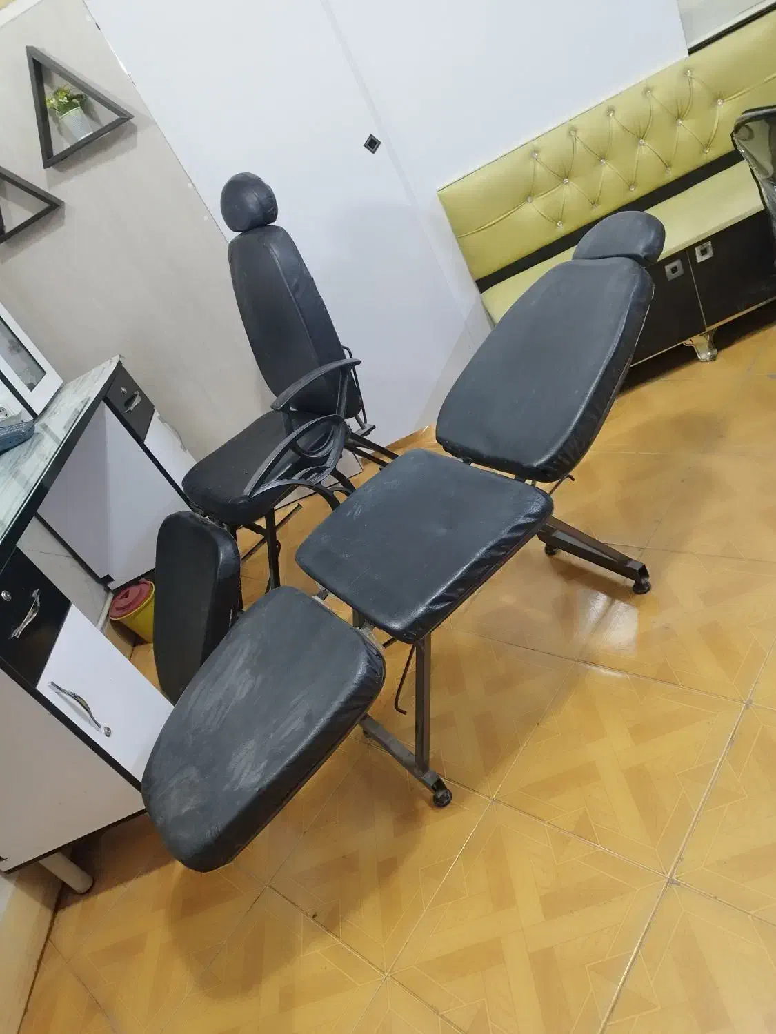 ویترین،سرشور،صندلی اصلاح وتخت مژه|آرایشگاه و سالن‌های زیبایی|فردیس, شهرک ارم|دیوار