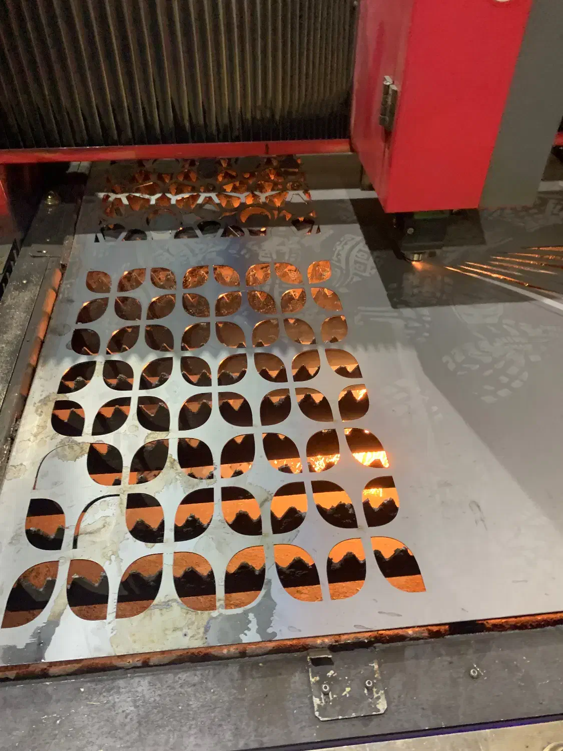 خدمات برش لیزری آهن|خدمات پیشه و مهارت|تبریز, |دیوار