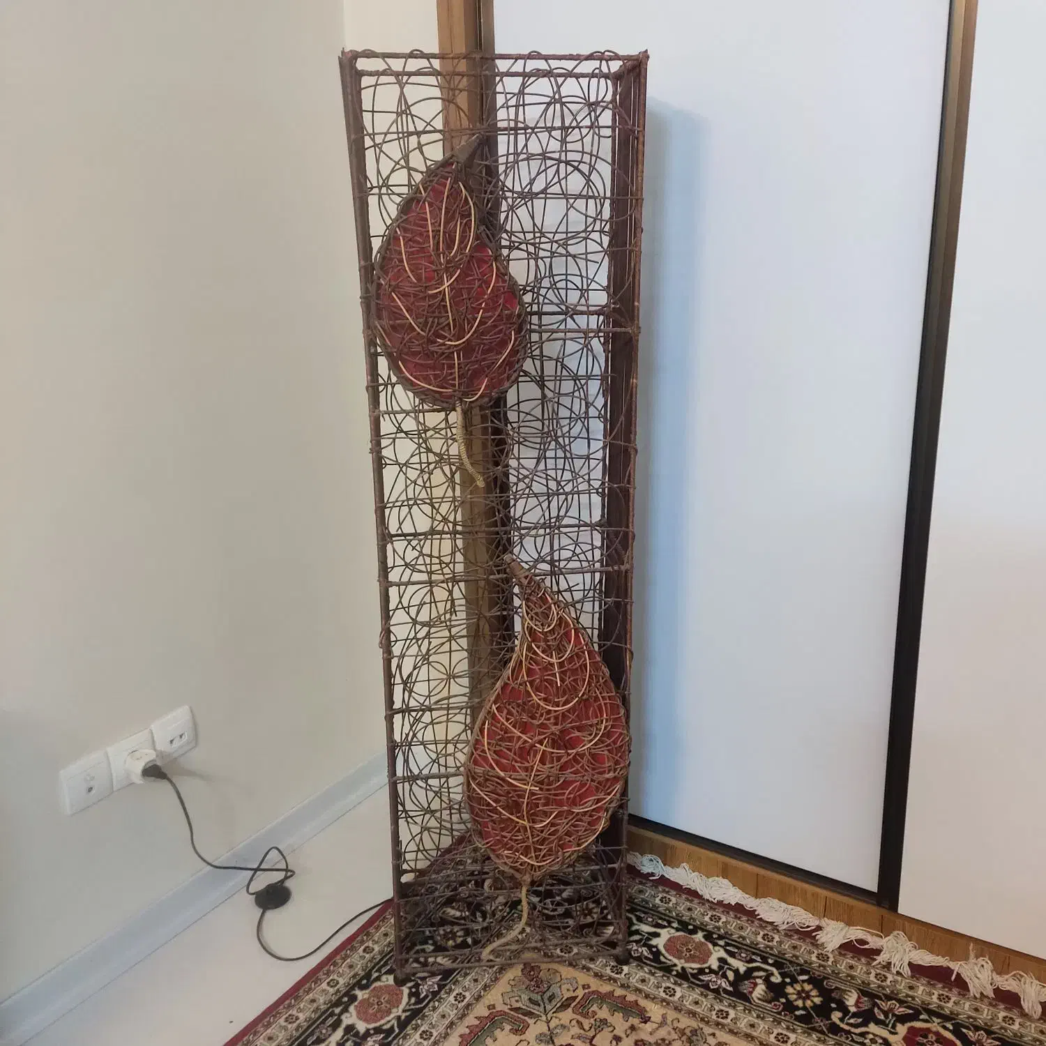 چراغ خواب ایستاده|چراغ خواب و آباژور|اصفهان, کوی راه حق|دیوار