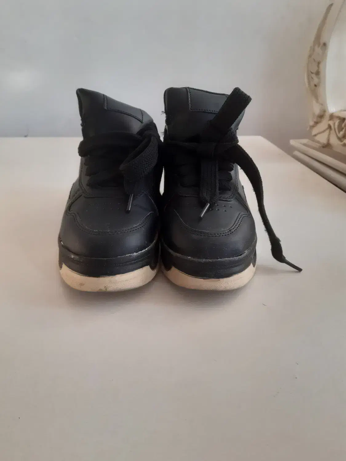 کفش|کیف، کفش، کمربند|شاهین دژ, |دیوار