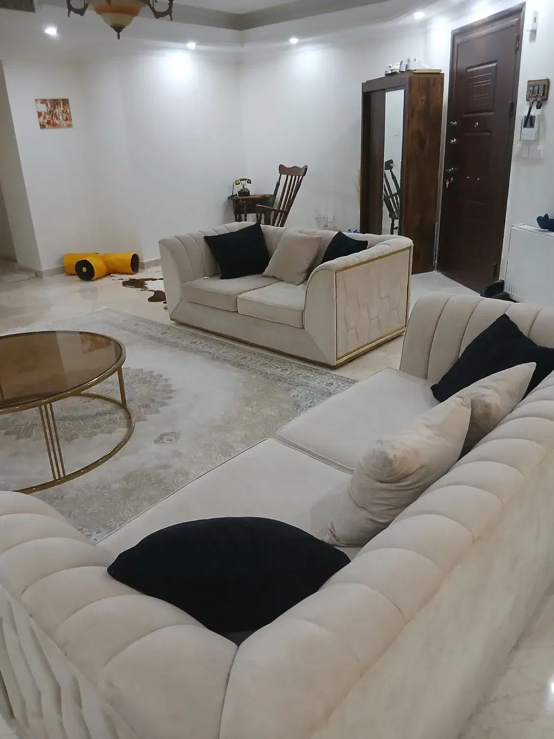 یک دست مبل ۷ نفره کرم مشکی با میز وسط|مبلمان خانگی و میز عسلی|تهران, مهران|دیوار