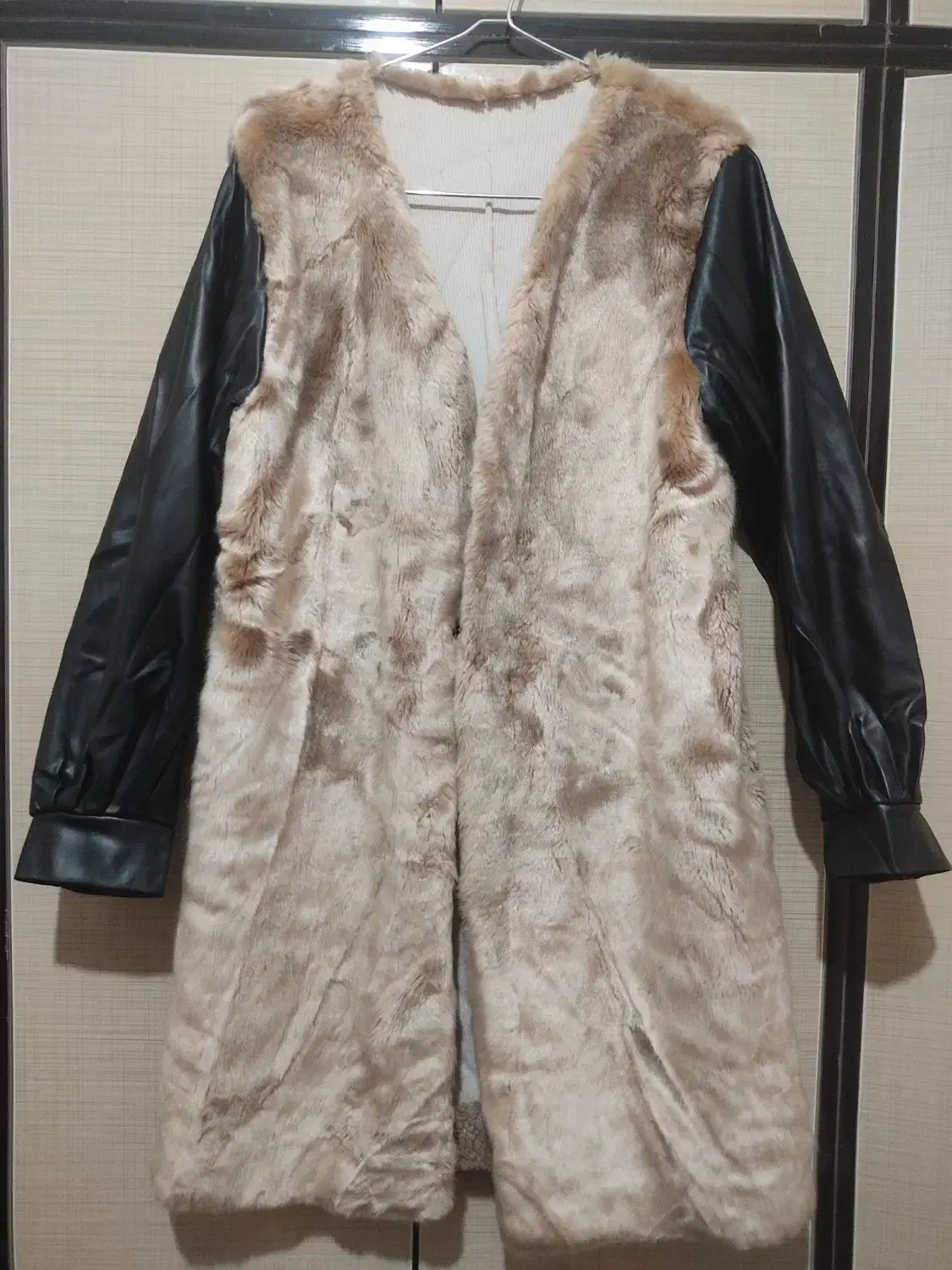 پالتو خز دستهاش چرمه تمیز|لباس|میانه, |دیوار