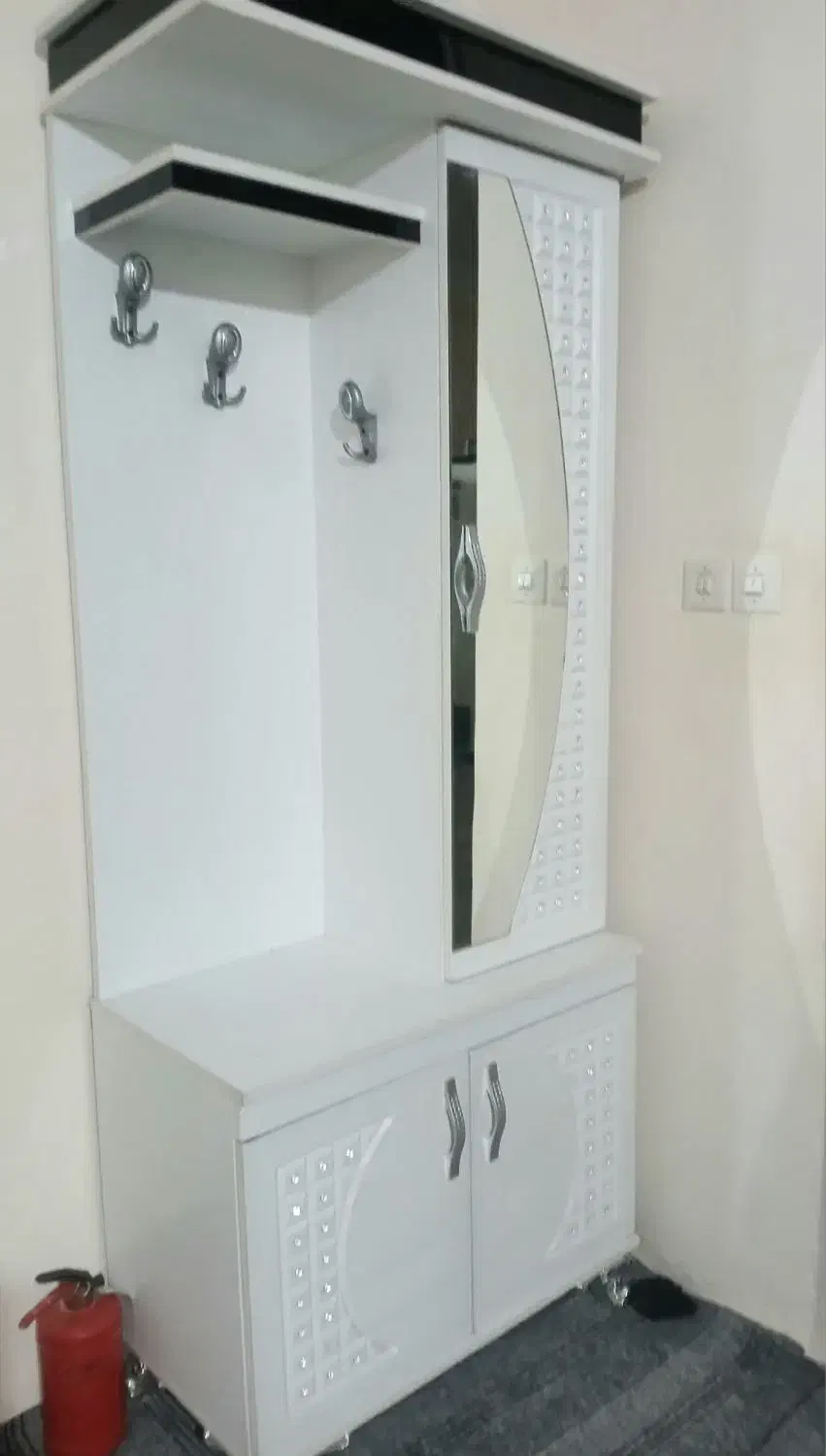 میز تلویزیون ک جاکفشی آینه دار در حد نو مناسب جهاز|جاکفشی، کمد، دراور|شاندیز, |دیوار