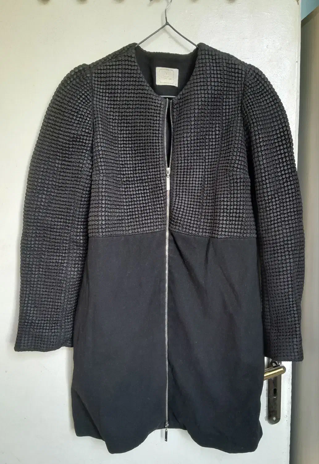 تعدادی لباس در حد نو|لباس|نیشابور, بزرگمهر|دیوار