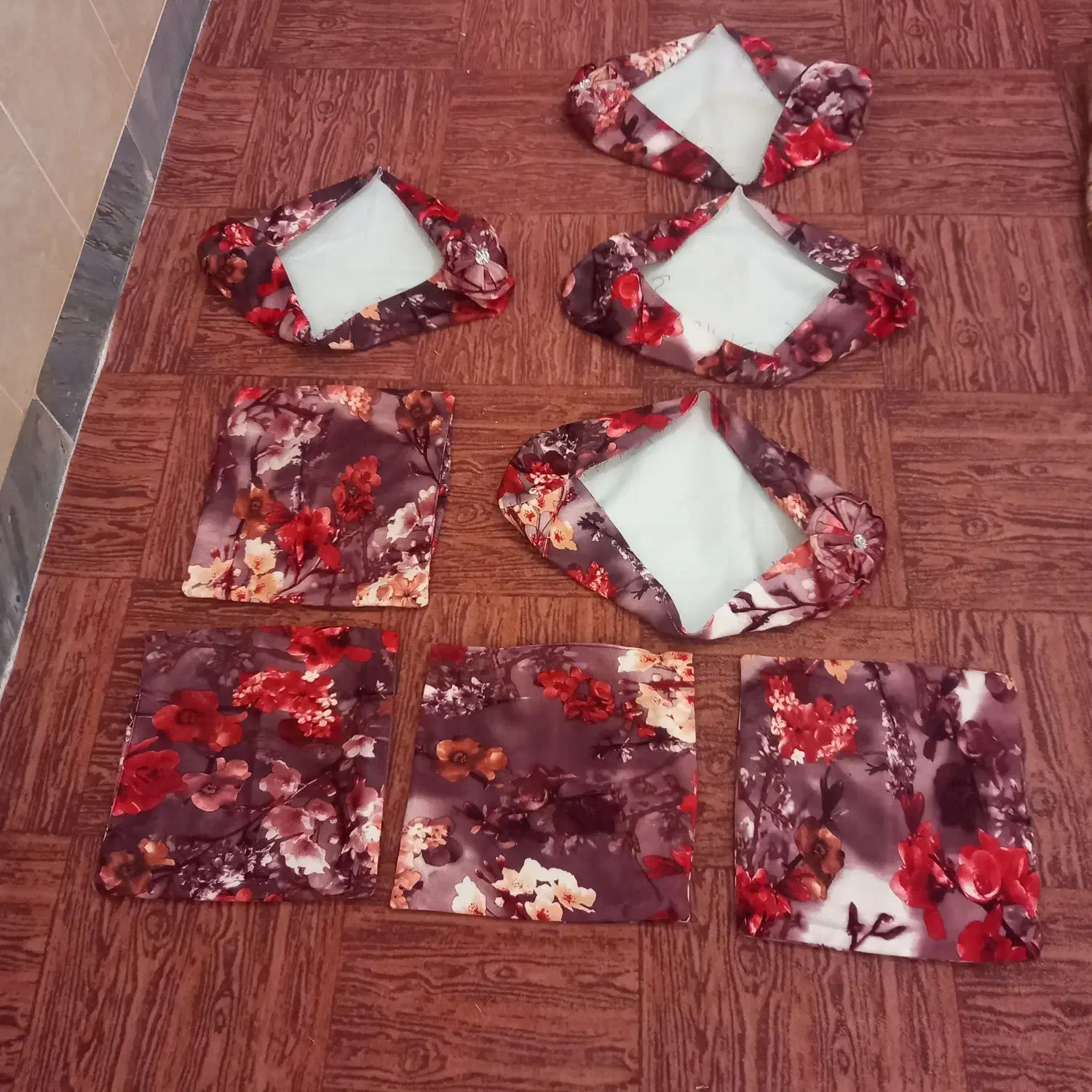 (پارچه مبلی) محکم و سالم در ۴عدد کوسن|پرده، رانر، رومیزی|قم, علی آباد سعدگان|دیوار