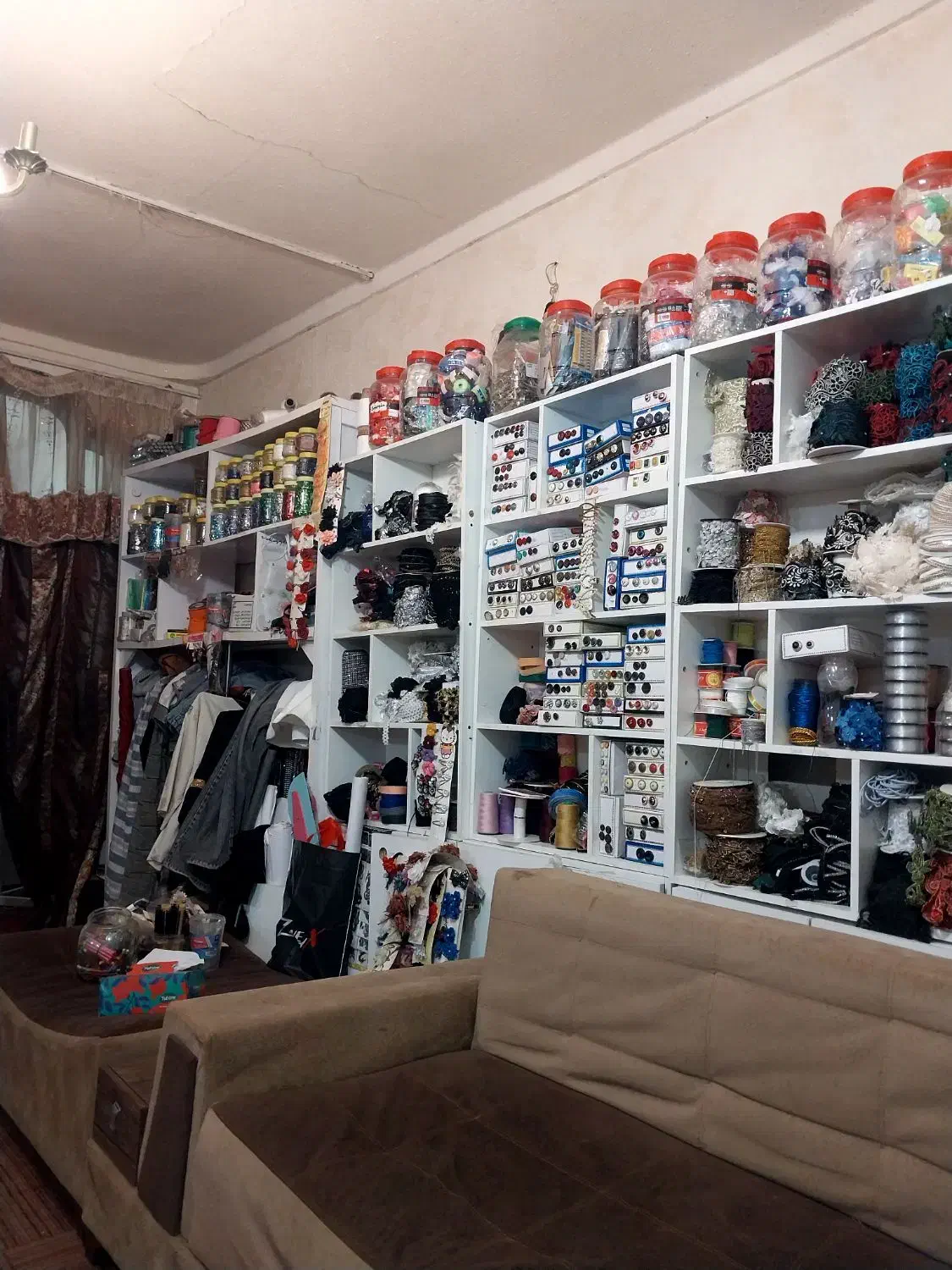 لوازم خرازی.|لوازم خیاطی و بافتنی|کردکوی, |دیوار