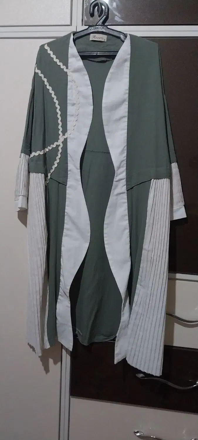 دو عدد مانتو|لباس|میانه, |دیوار