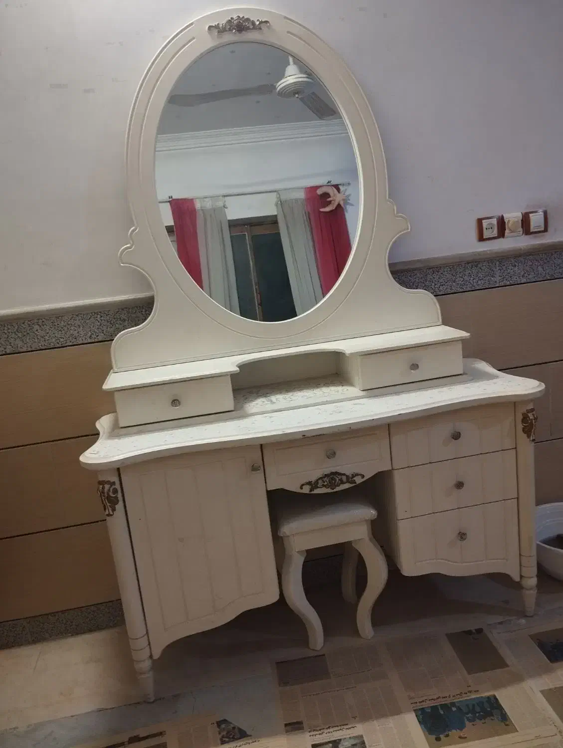 میز ارایشو اینه|آینه|بابل, |دیوار