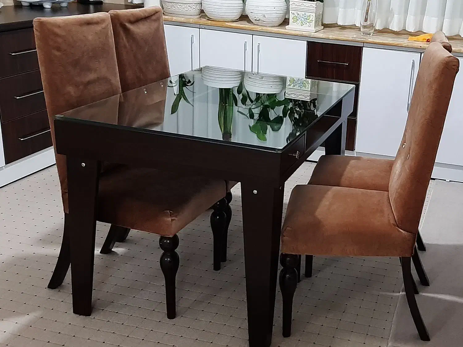 میز نهار خوری ۴نفره|میز و صندلی غذاخوری|هشتگرد, شهرک ولیعصر (مصلی)|دیوار