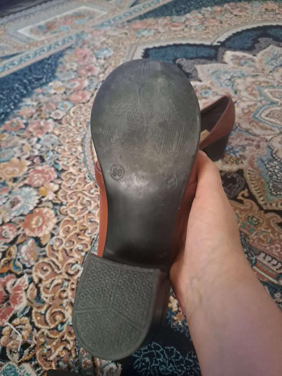 کفش|کیف، کفش، کمربند|پیشوا, |دیوار