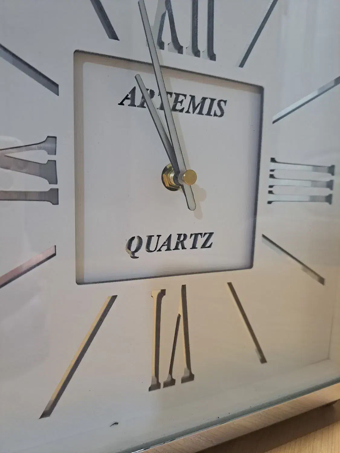 ساعت رومیزی استیل بسیار تمیز بدون خط وخش|ساعت دیواری و تزئینی|کرج, اصفهانیها|دیوار