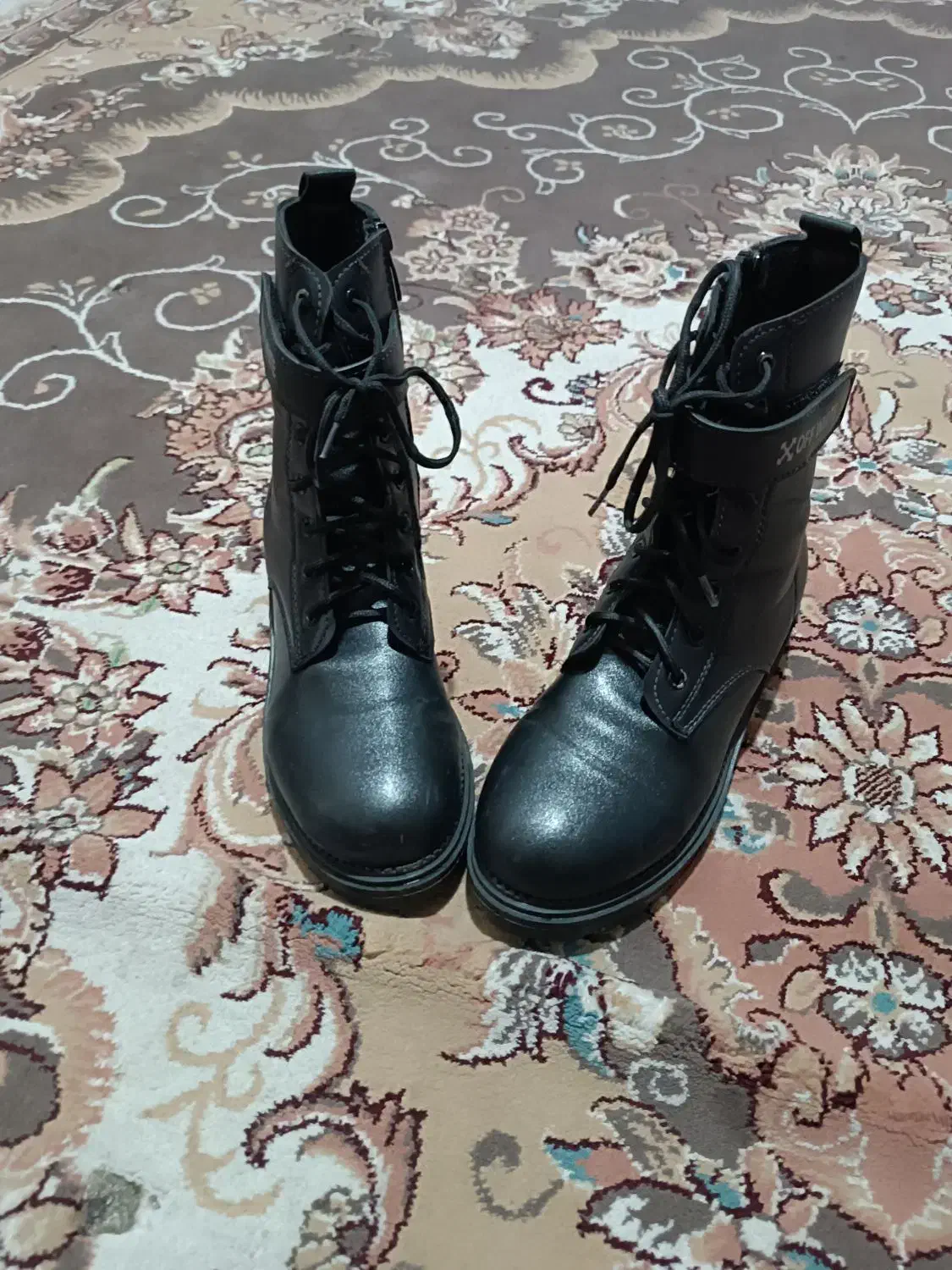 بوت زنانه.کوهچنار|کیف، کفش، کمربند|کوه چنار, |دیوار