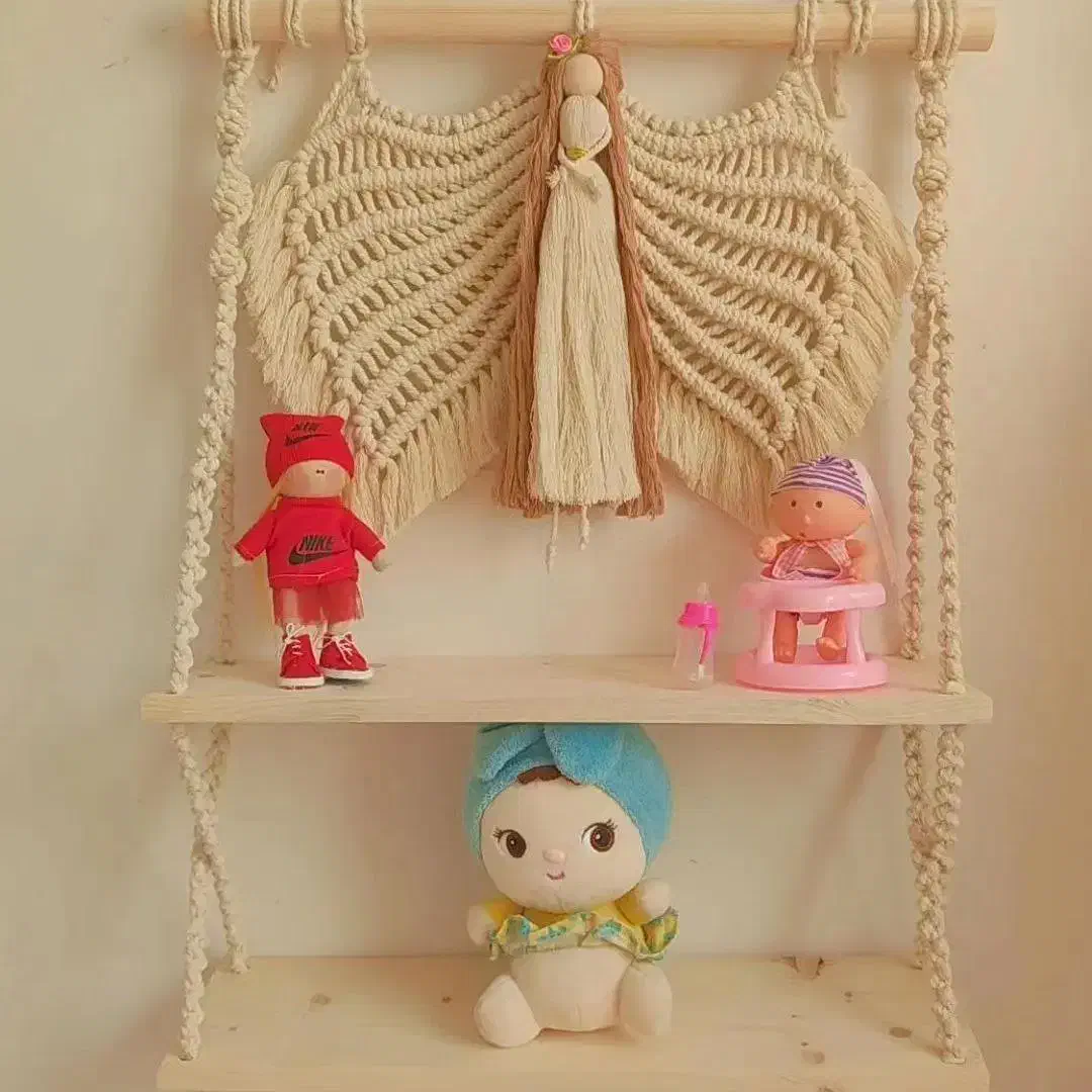 شلف فرشته مکرومه/سیسمونی/دخترونه/اتاق کودک|کتابخانه، شلف، قفسههای دیواری|تهران, مینای شمالی (مخبر)|دیوار