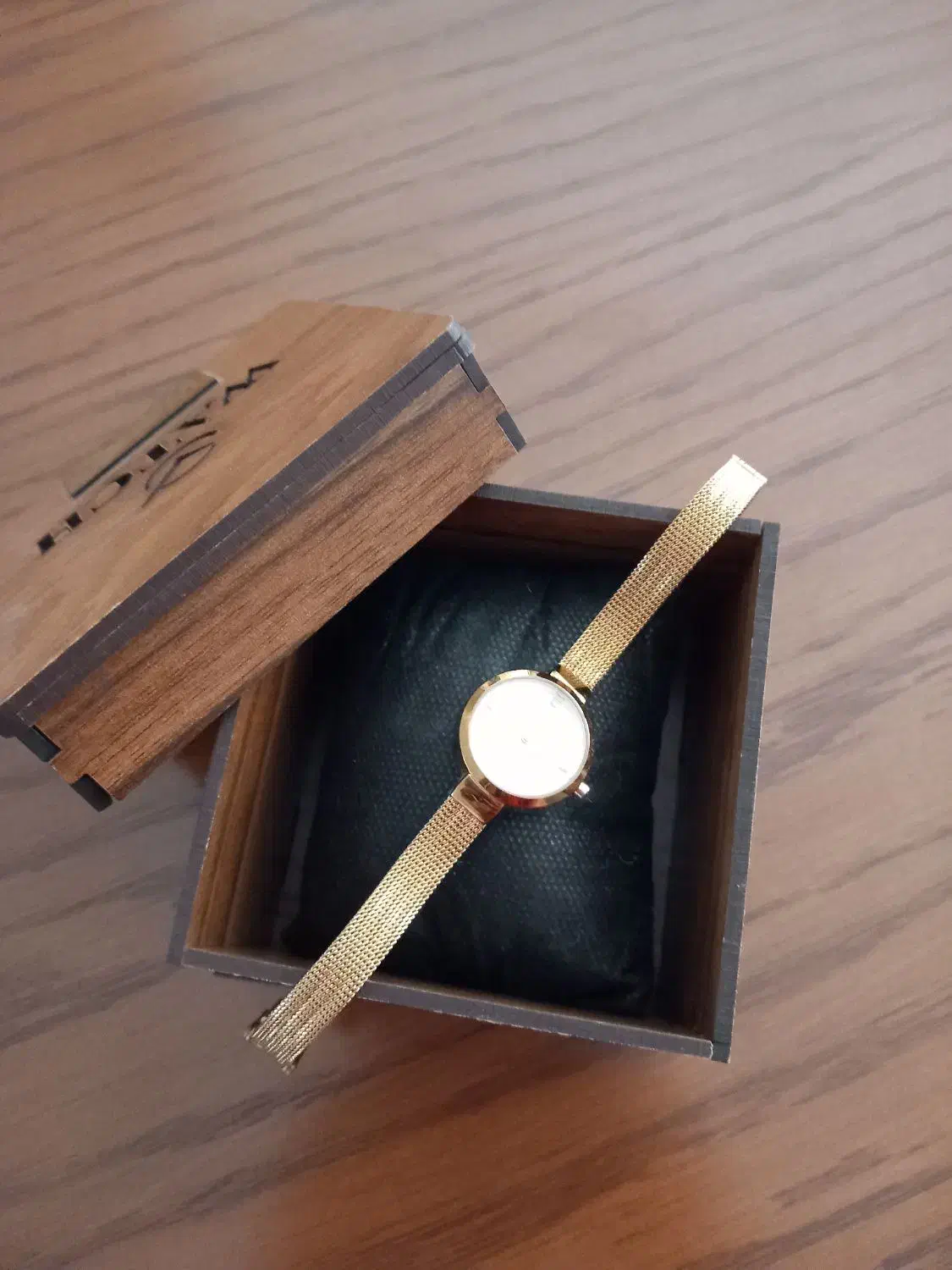 ساعت زنانه برند و ظریف|ساعت|رشت, گلسار|دیوار