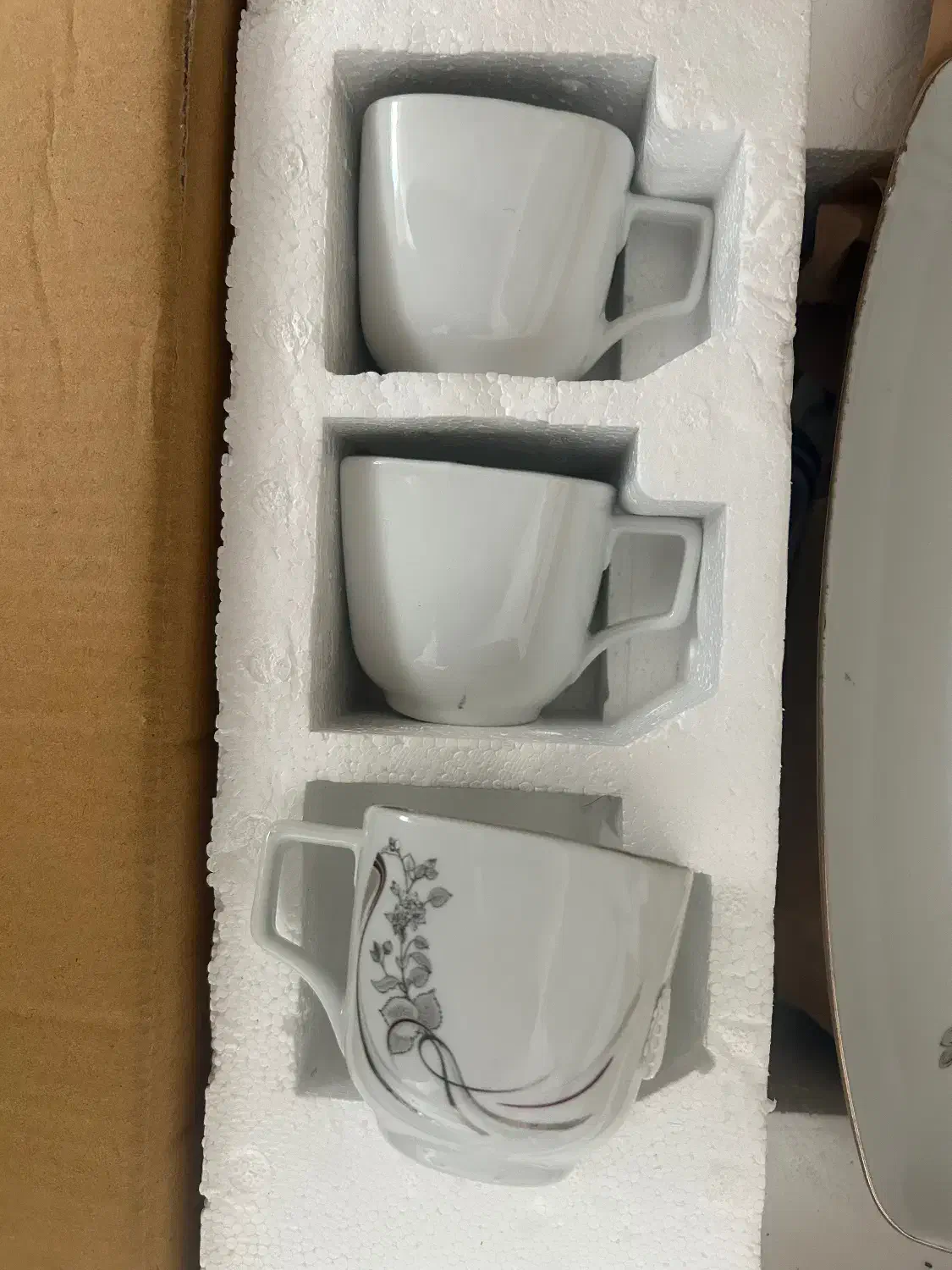 سرویس چینی مقصود|ظروف سرو و پذیرایی|یزد, |دیوار