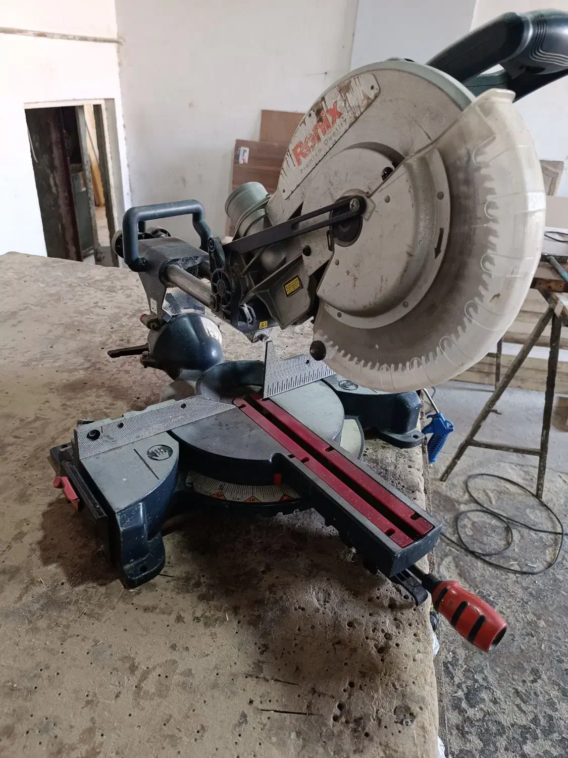 فارسی بر رونیکس و فارسی بر صندوقی|ابزارآلات|گنبد کاووس, |دیوار